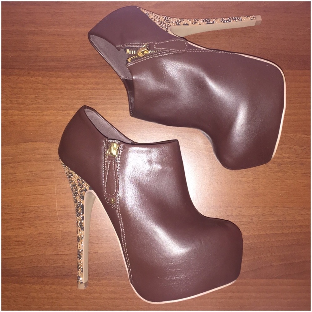 Forever 21 Bootie w/ Embellished Heel || Sz 7